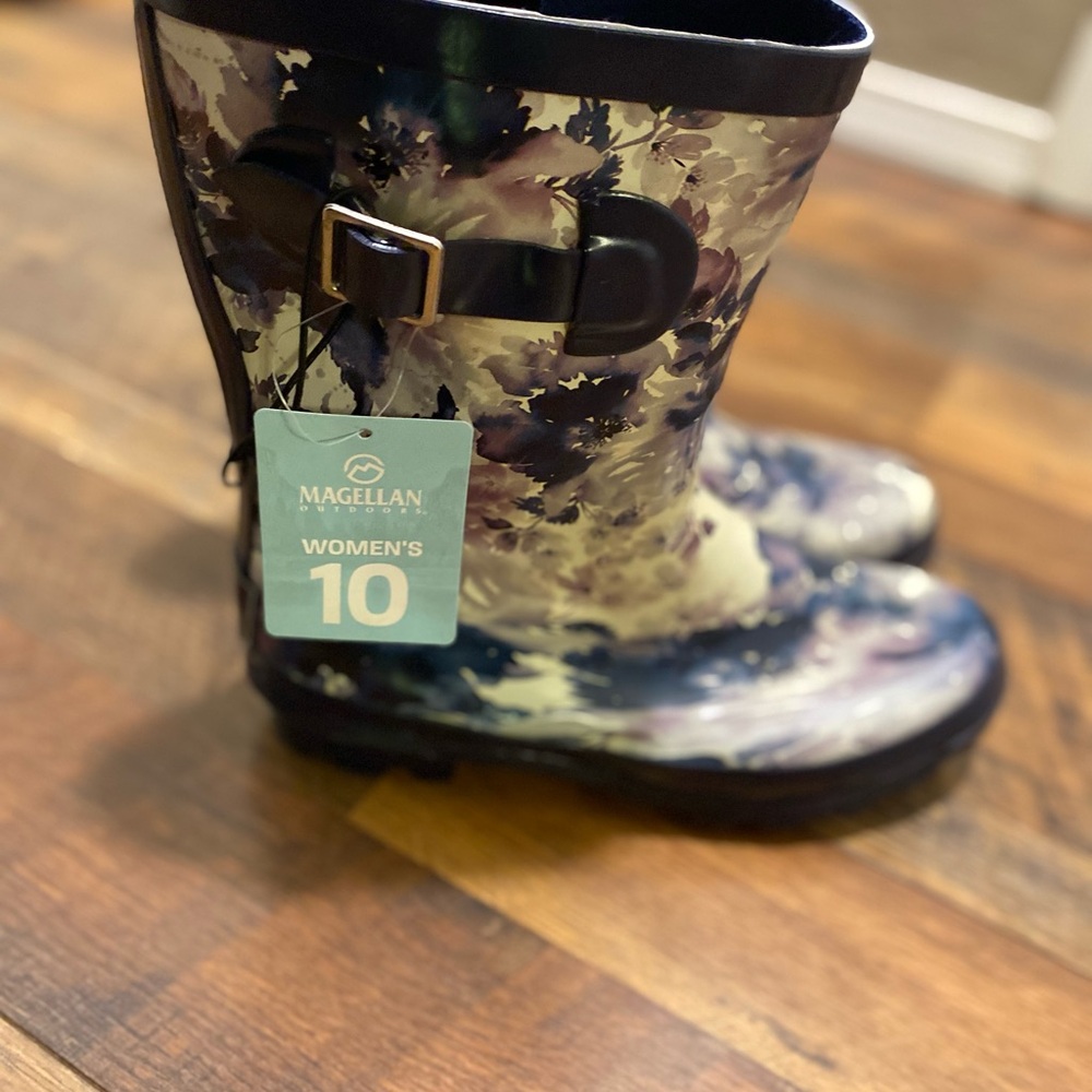 NWT Magellan Outdoors Women’s Waterproof Floral Rain Boots